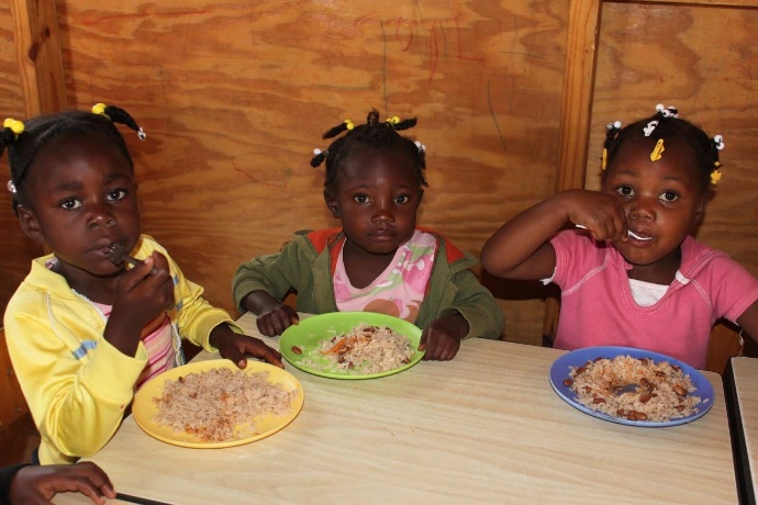 Naar school in Haiti eten